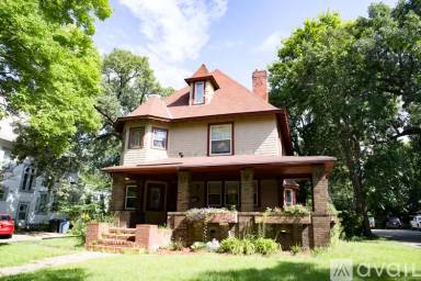 Main picture of 809 6th St SE