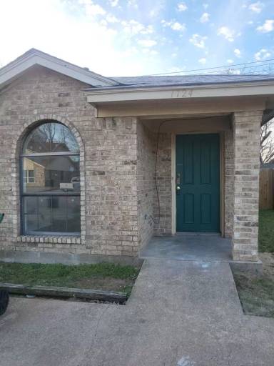Main picture of 1724 Justin Lyn St
