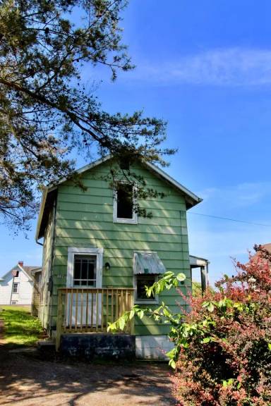 Main picture of 442 Center St