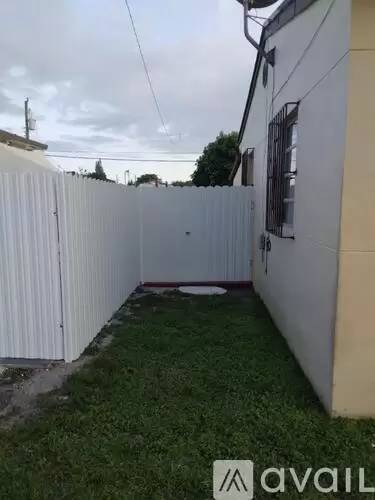 Main picture of 2442 Harding St