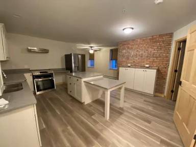 Main picture of 100 E Barnum St