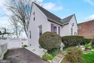 Main picture of 222 Robbins St