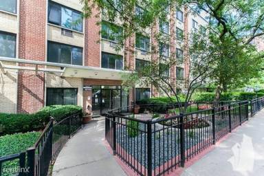 Main picture of 540 W Roscoe St