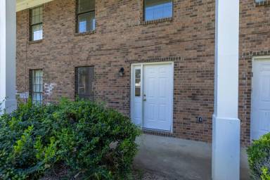 Main picture of 22901 Baldwin St
