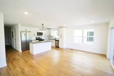 Main picture of 728 Seaport Dr