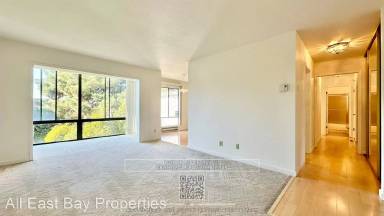 Main picture of 5 Commodore Dr
