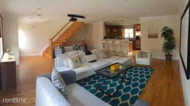 Main picture of 9033 Wall St