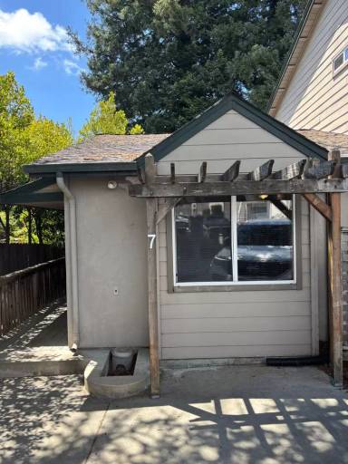 Main picture of 219 Fern St
