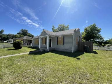 Main picture of 1491 Dallas St