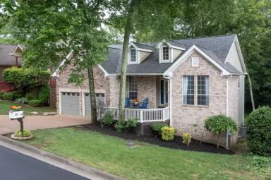 Main picture of 5893 Woodlands Ave