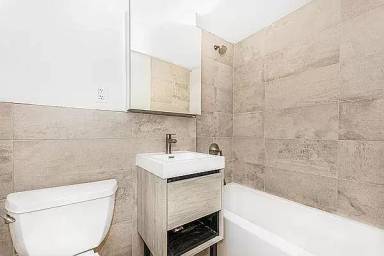 Main picture of 220 E 26th St