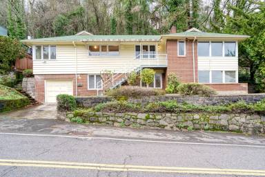 Main picture of 825 SW Broadway Dr
