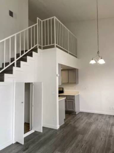 Main picture of 15020 Burbank Blvd