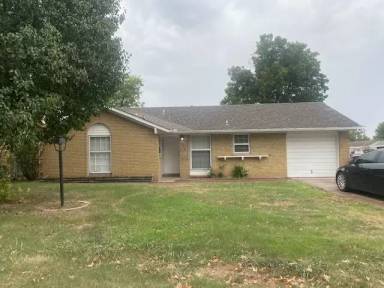 Main picture of 810 S 119th East Ave