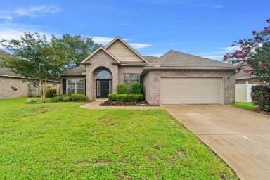 Main picture of 43 Macy Ln