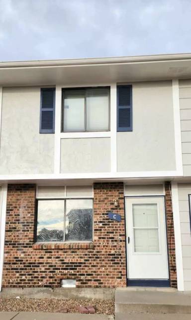Main picture of 7 Royal Crest Dr