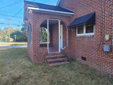 Main picture of 2400 Bell St