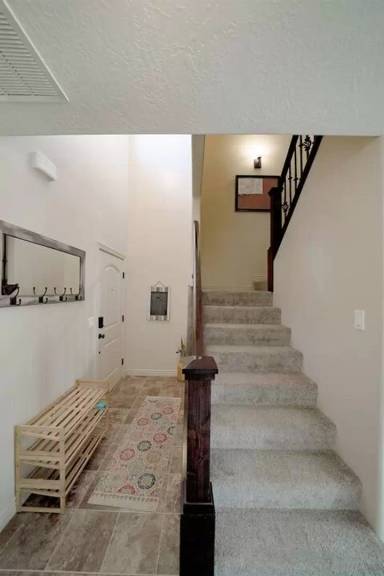 Main picture of 2711 N Clark Pkwy