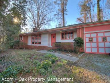 Main picture of 105 W Woodridge Dr