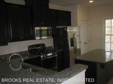 Main picture of 121 Parkway Ct