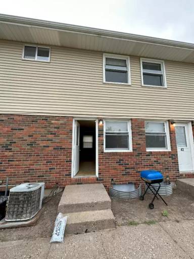 Main picture of 32 Manor Dr