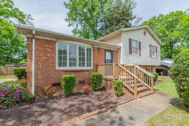 Main picture of 523 Muirs Chapel Rd