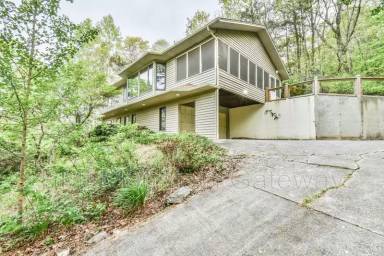 Main picture of 327 Mountain Dr N