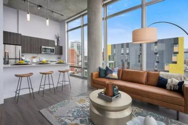 Main picture of 1001 W Chicago Ave