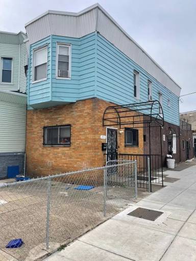 Main picture of 2000 S Salford St