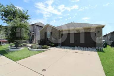 Main picture of 4112 Wood River Trl