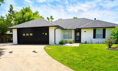 Main picture of 2710 Parkwood Dr
