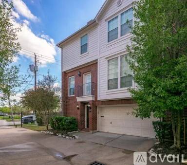 Main picture of 2252 La Branch St