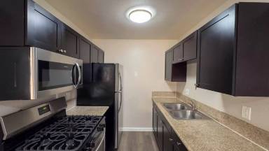 Main picture of 4060 Euclid Ave
