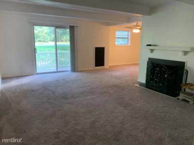 Main picture of 4 Warren Lodge Ct