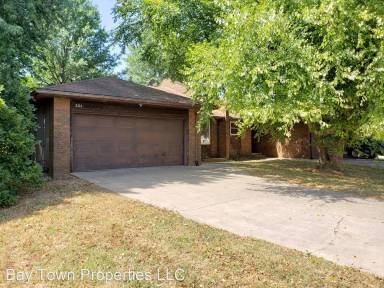 Main picture of 206 Village Ct