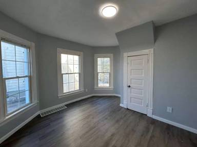 Main picture of 200 E 31st St