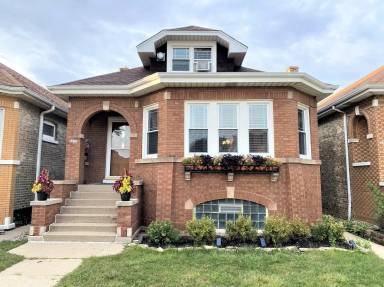 Main picture of 5916 W Cornelia Ave