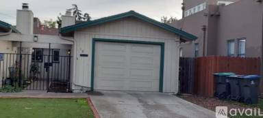 Main picture of 10 E Walnut St
