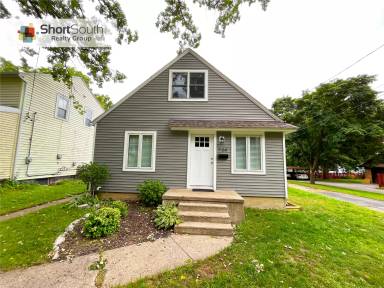 Main picture of 734 Grand Ave NE