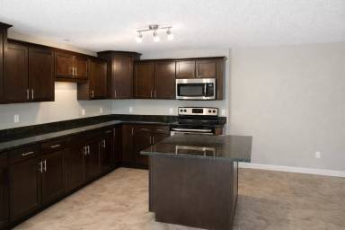 Main picture of 633 Ontario St SE