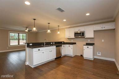 Main picture of 2505 E Main St
