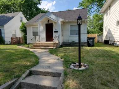 Main picture of 905 Altgeld St