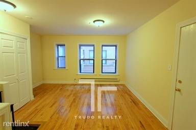 Main picture of 815-23 W Cornelia Ave