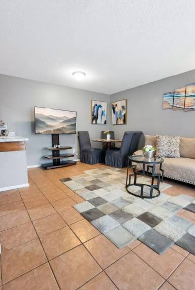 Main picture of Oaks Condominiums