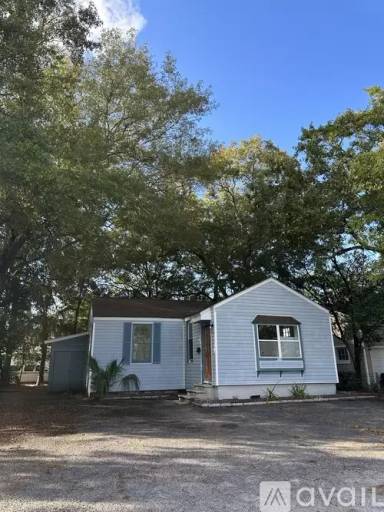 Main picture of 2110 Commander Rd