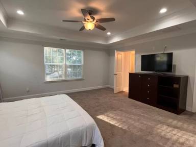Main picture of 633 Vaughan Ave
