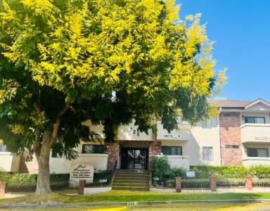 Main picture of 725 E Providencia Ave