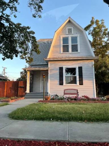 Main picture of 323 1/2 W Myrtle St