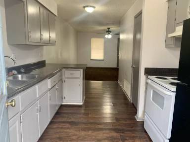 Main picture of 136 7th St SW