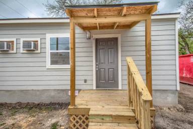 Main picture of 438 S San Joaquin Ave